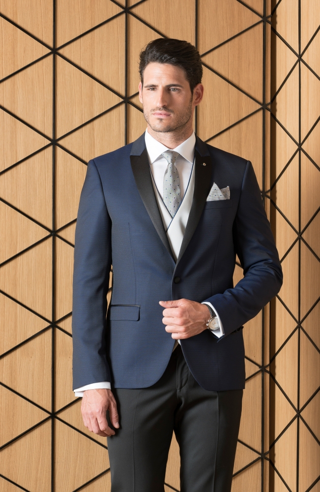 MALE MODELS IN SUITS: Adrián Gallardo for ETIEM