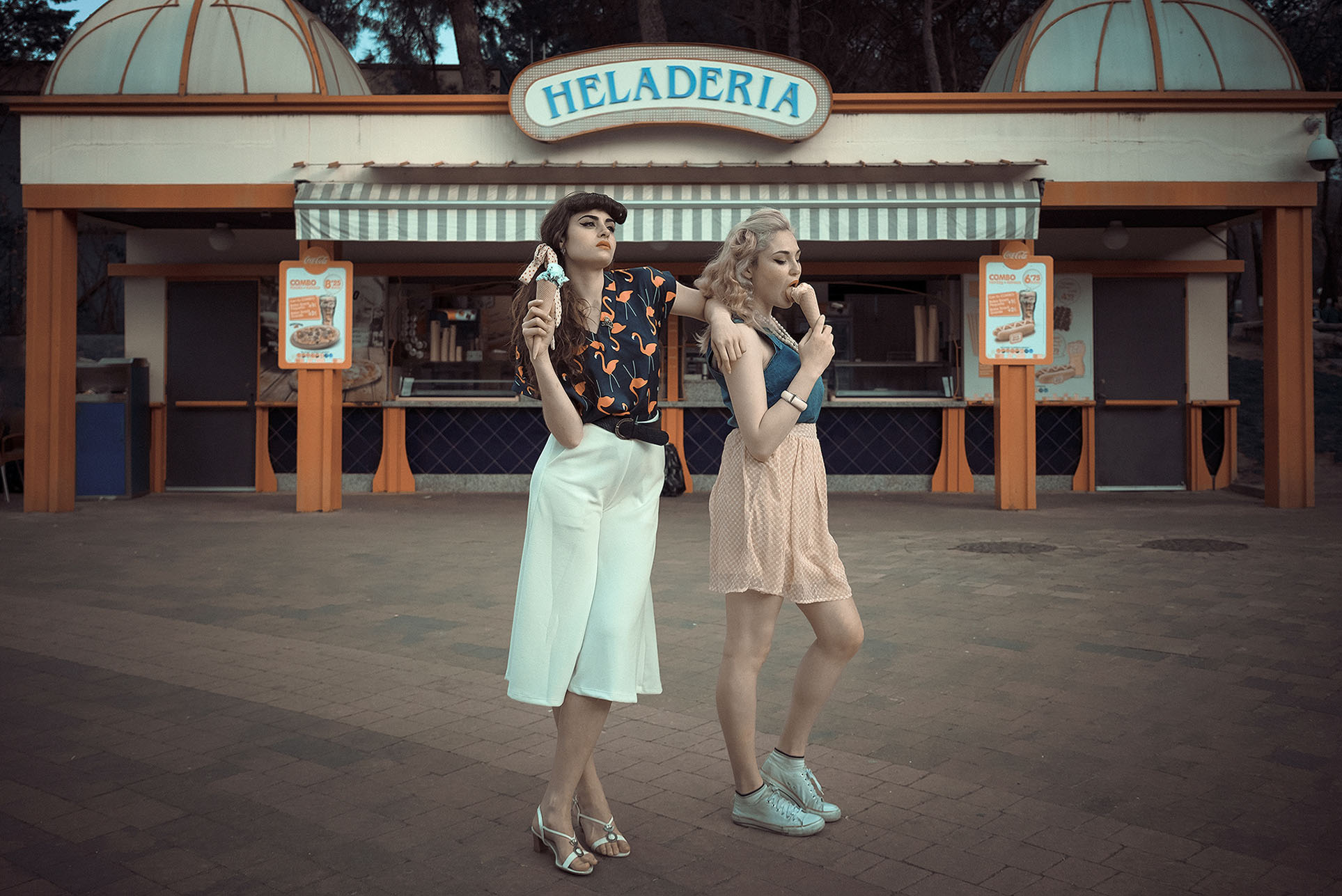 Elsa Illari, Ana del Portillo by Rebeca Saray Девушки отдыхают в парке развлечений в стиле 1950-х годов / фото 17