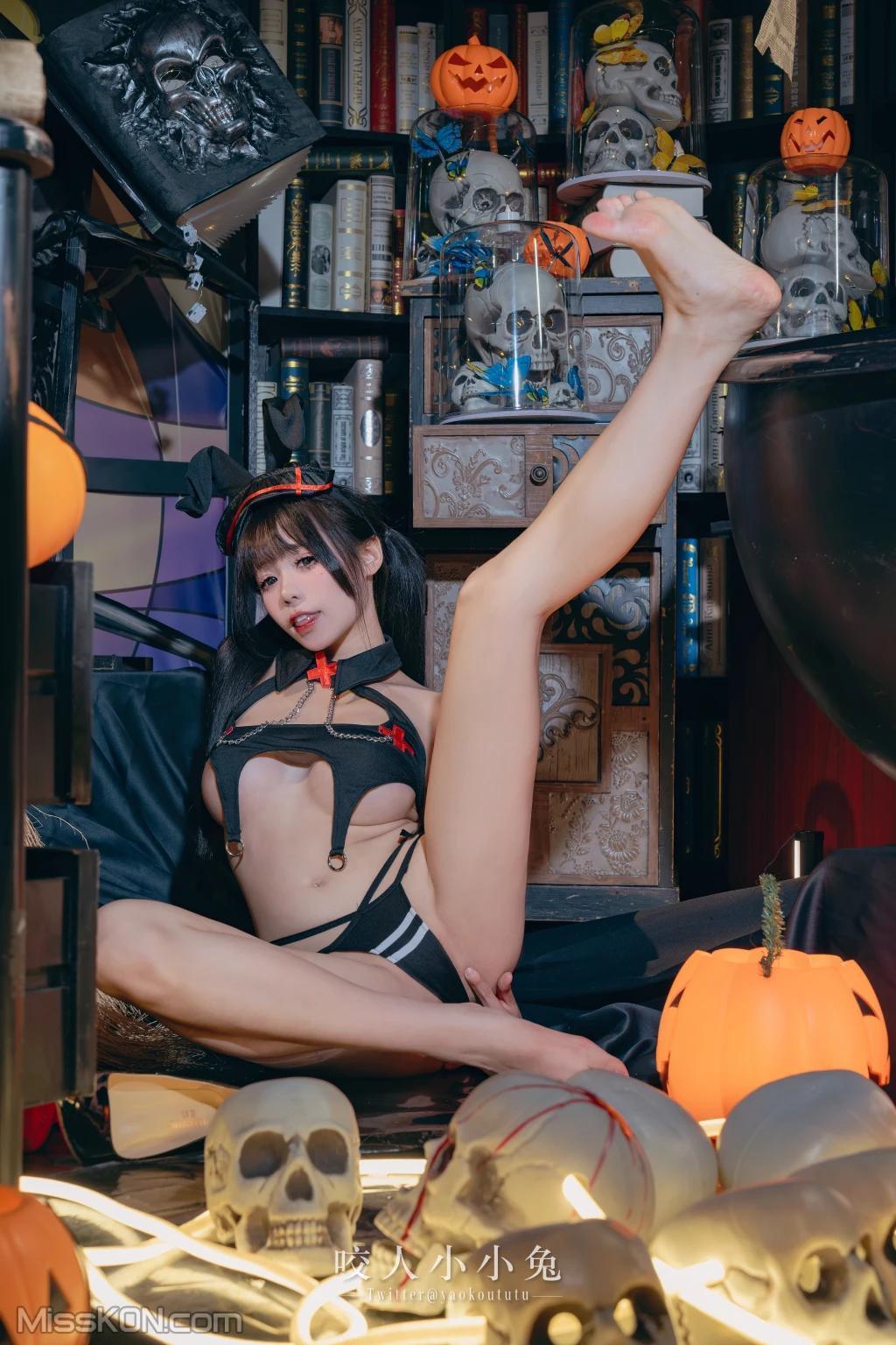 Coser@黏黏团子兔: 万圣节看护士 (40 photos)(37)