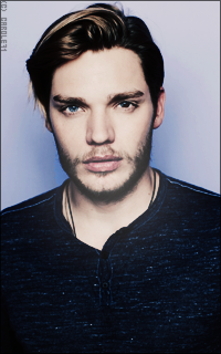 Dominic Sherwood ZOOWQvmc_o