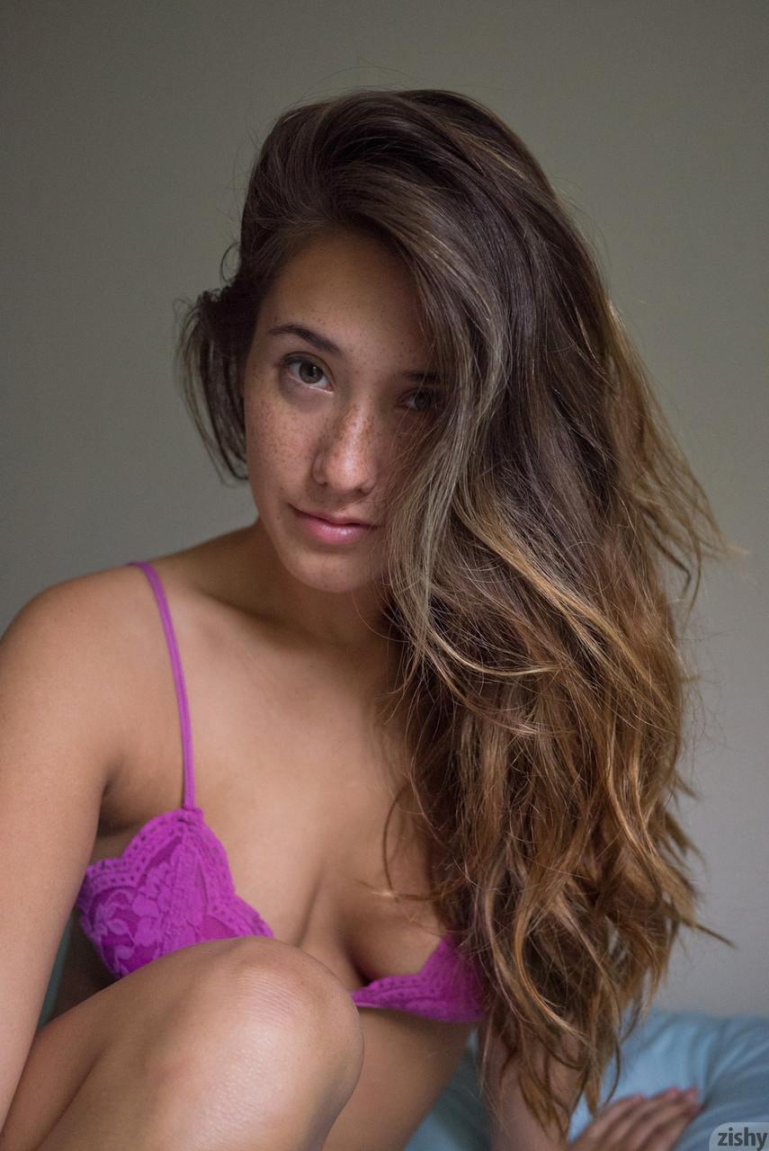 Beautiful babe Eva Lovia flaunting hot body in sexy panties & bra on her bed(5)