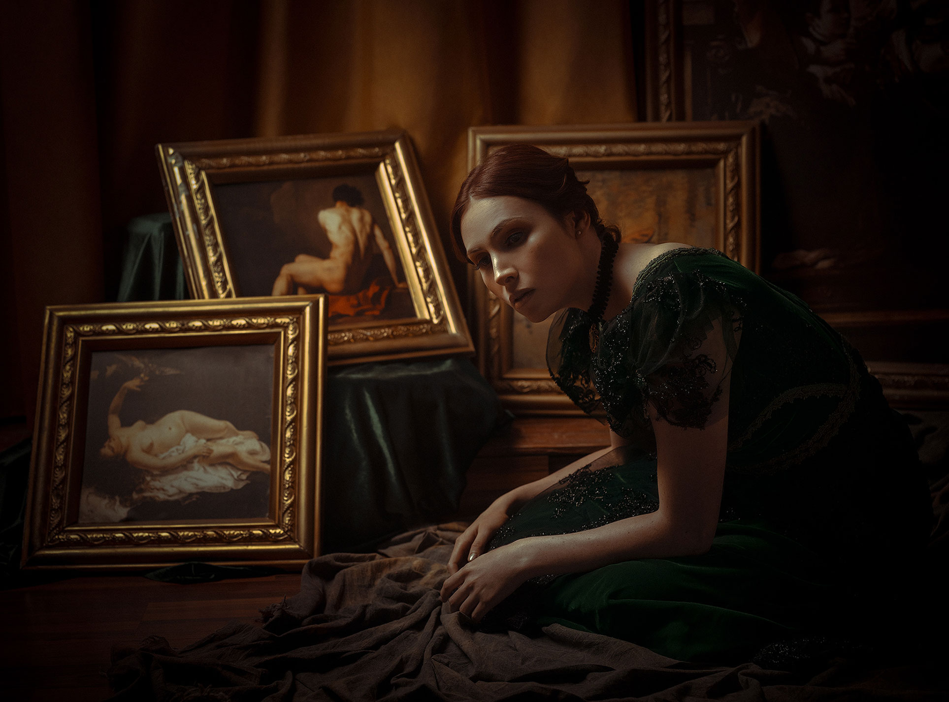 The Lady and the book / Renata Nieto by Rebeca Saray Ренато Нието в окружении книг и картин / фото 10