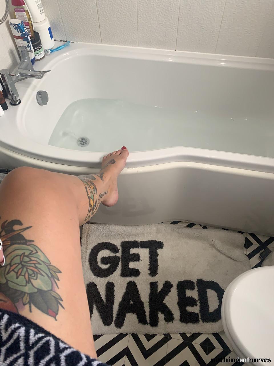 Inked fatty Cherrie Pie flaunts her big breasts while having a bath(18)