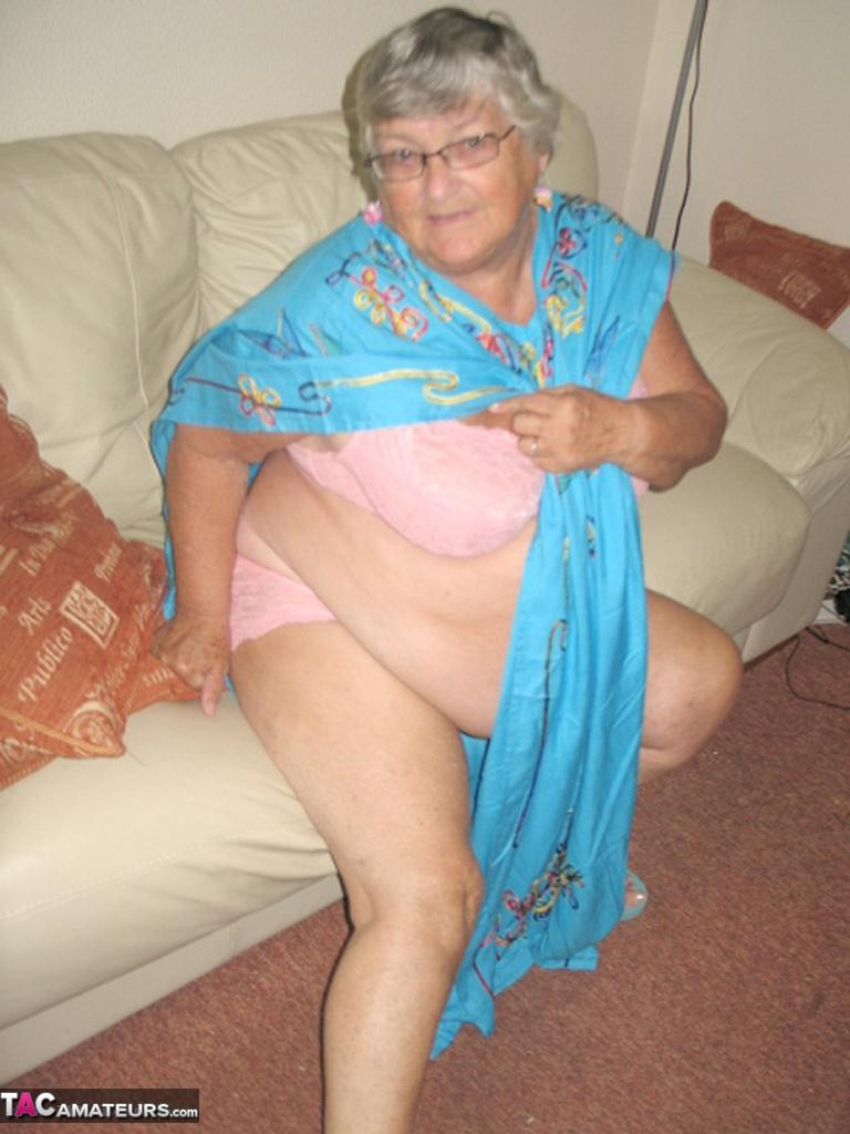 Obese nan Grandma Libby licks a nipples after taking off her pink panties(8)