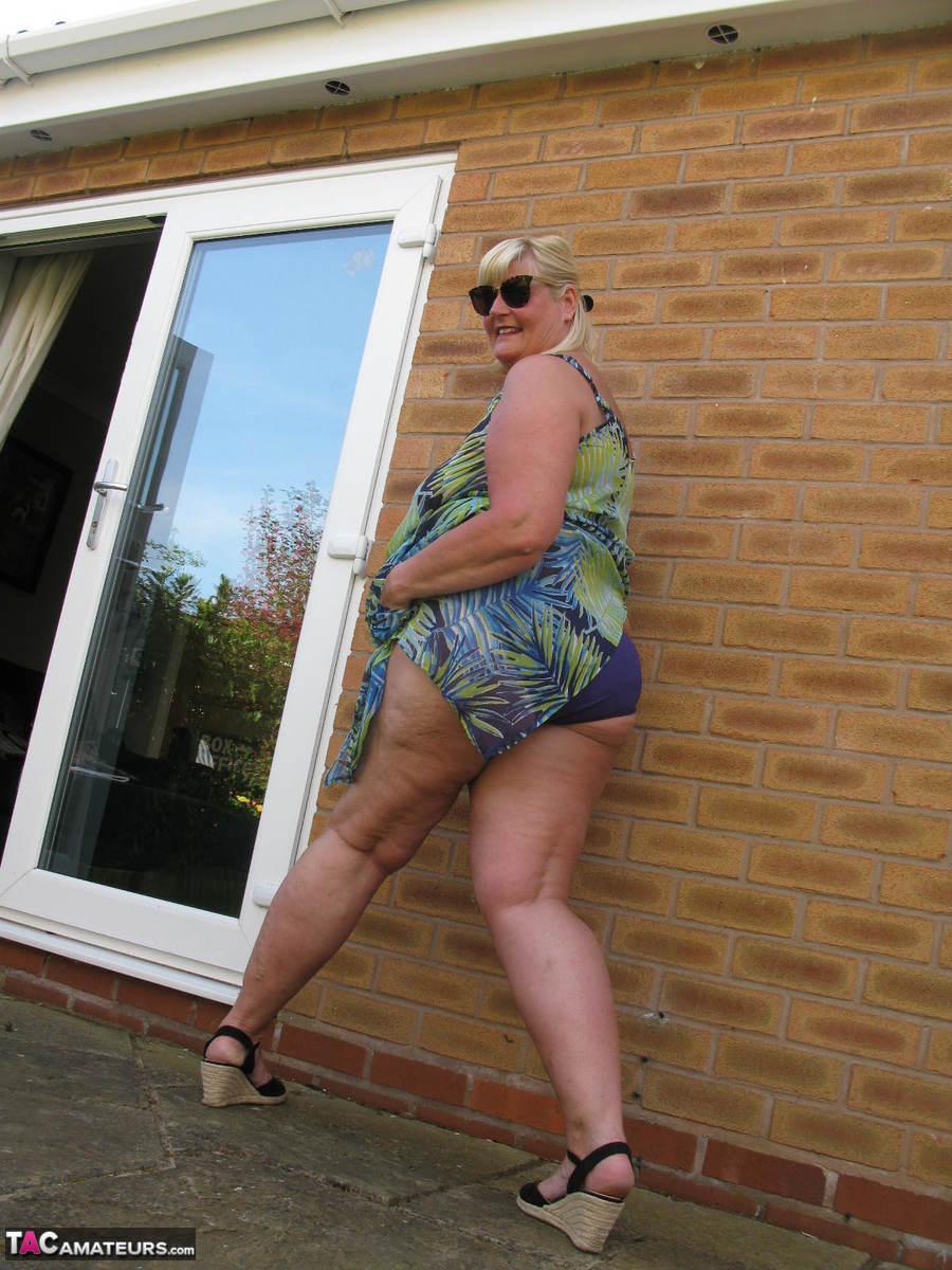 Fat mature woman Chrissy Uk sucks a dick after making her nude debut in a yard(4)