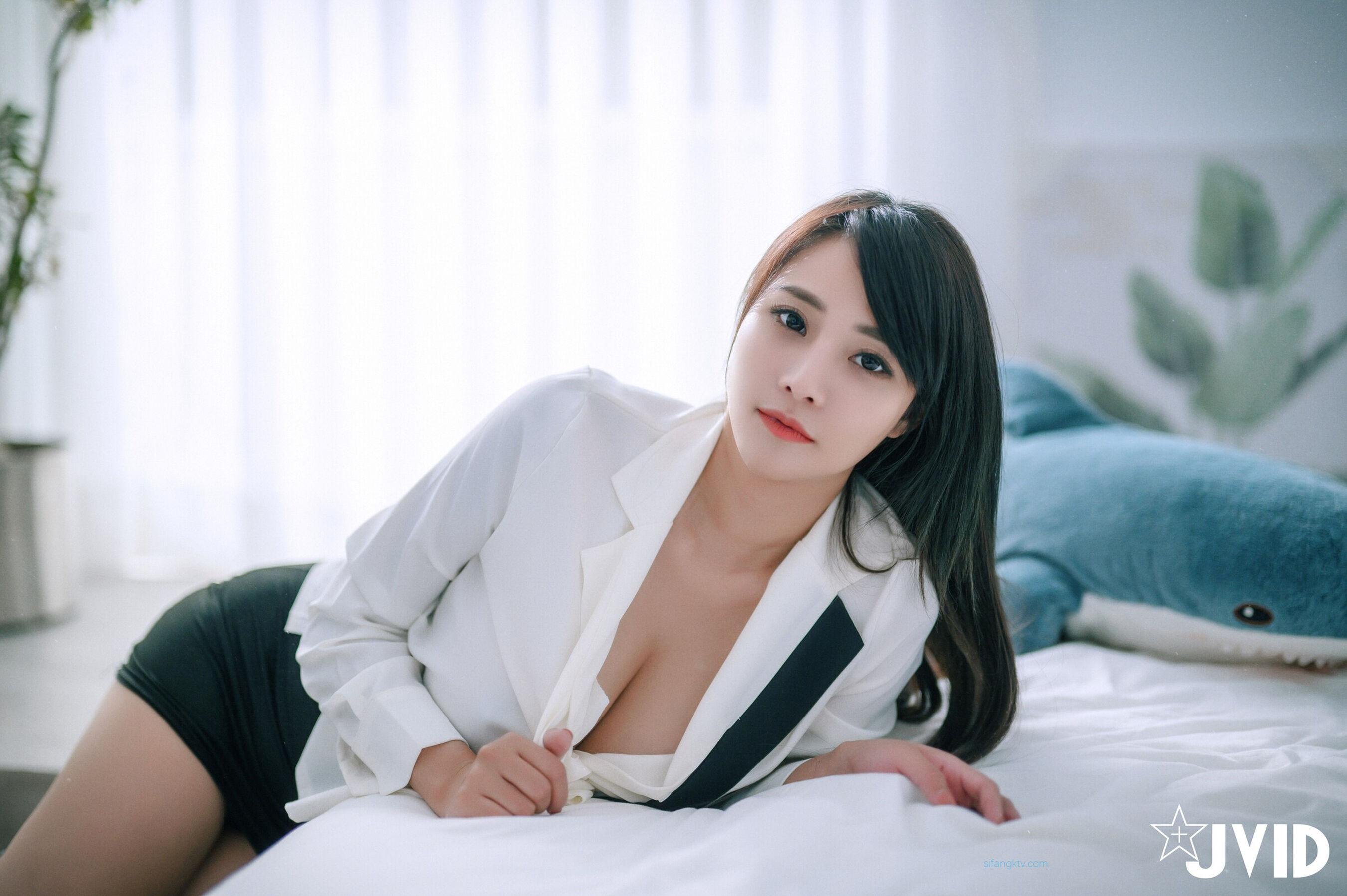 JVID 乐乐《秘书制服巨乳OL 究极蜜桃臀》(53)