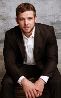 Max Thieriot DzURnaMU_o