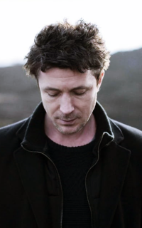 Aidan Gillen MhmxHVCz_o