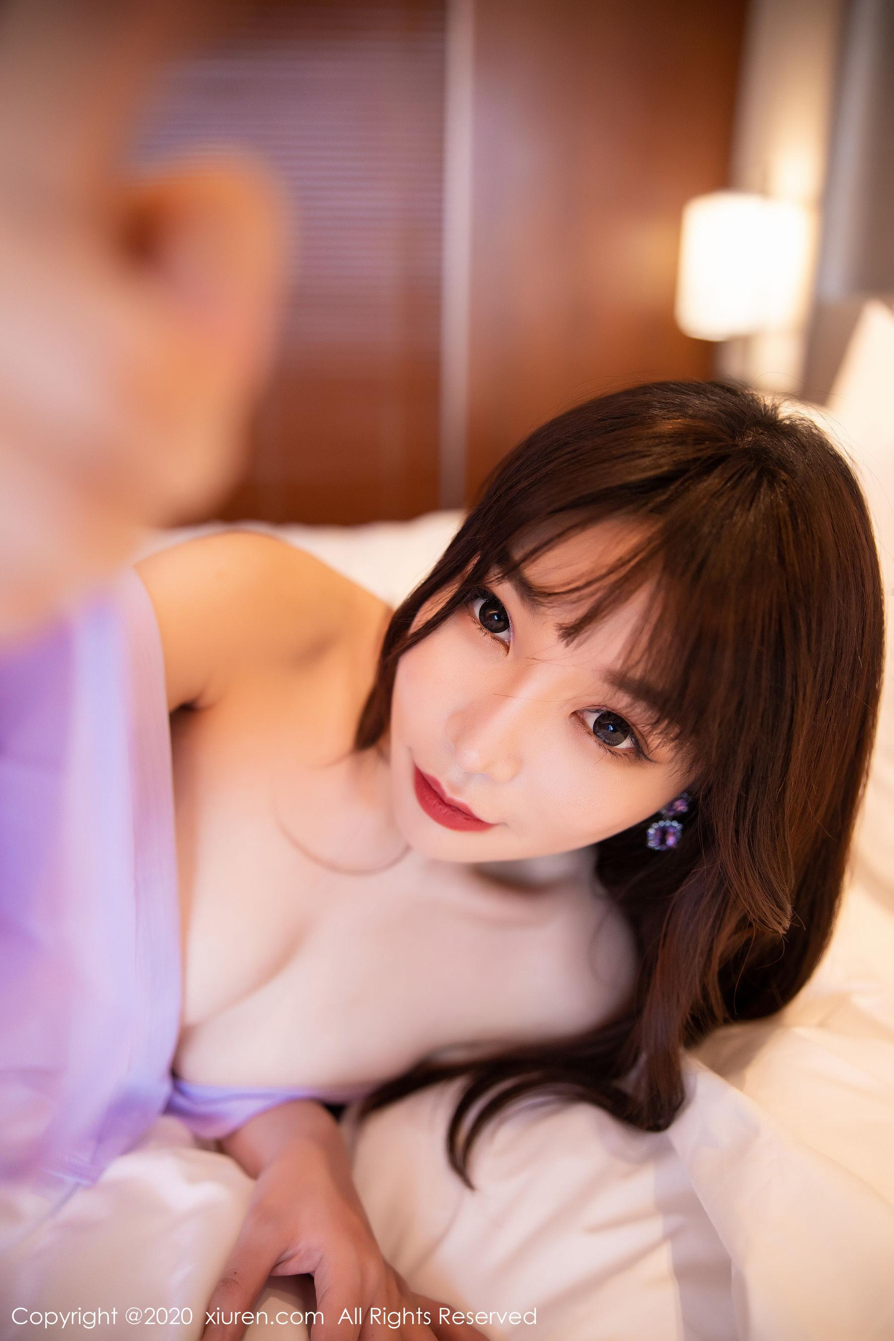 [秀人XiuRen] No.2171 芝芝Booty 《牛仔裤包裹的翘臀与丝袜美足》 写真集(70)