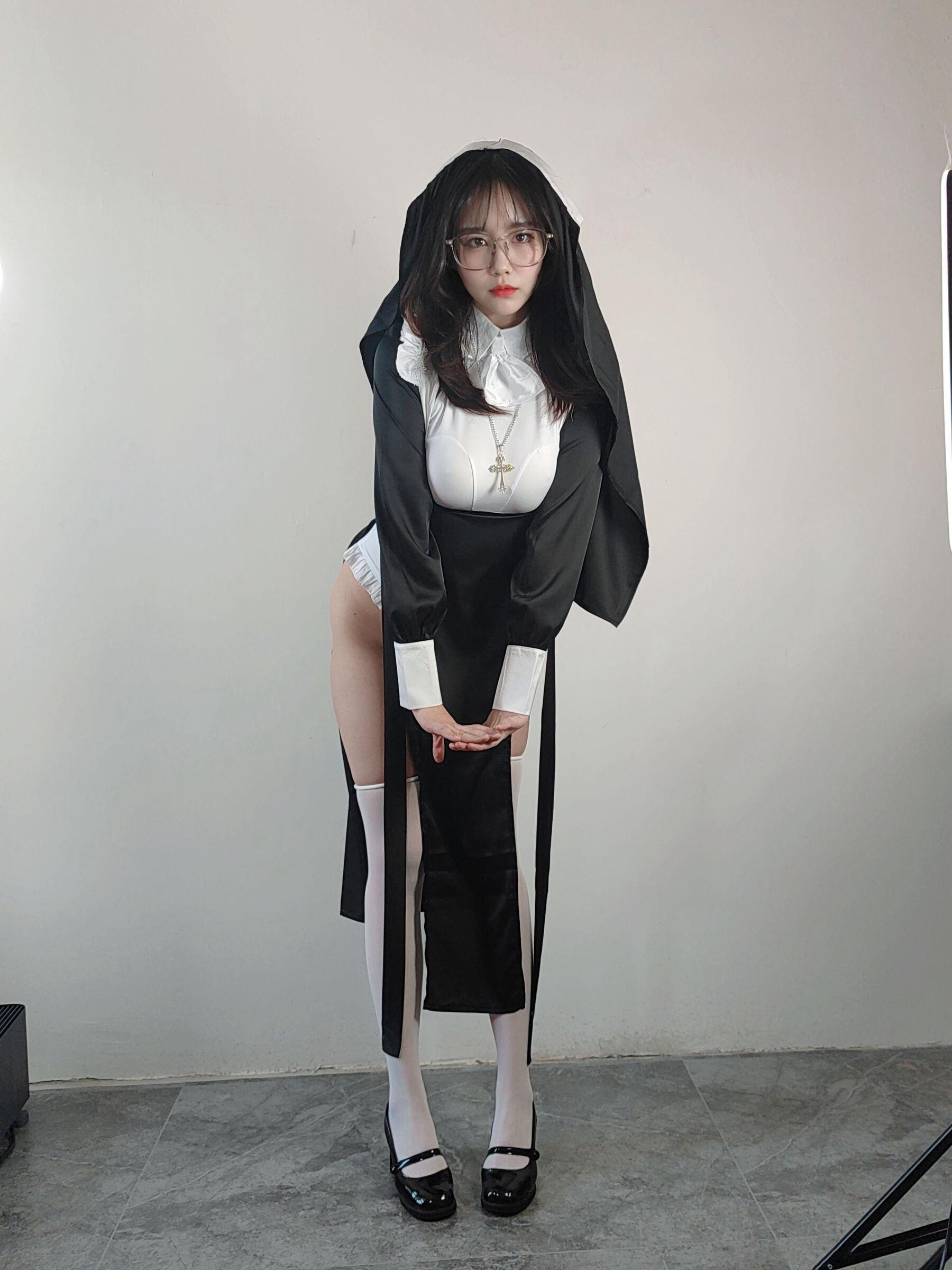国模套图 Ceason Photography《修女服》(6)