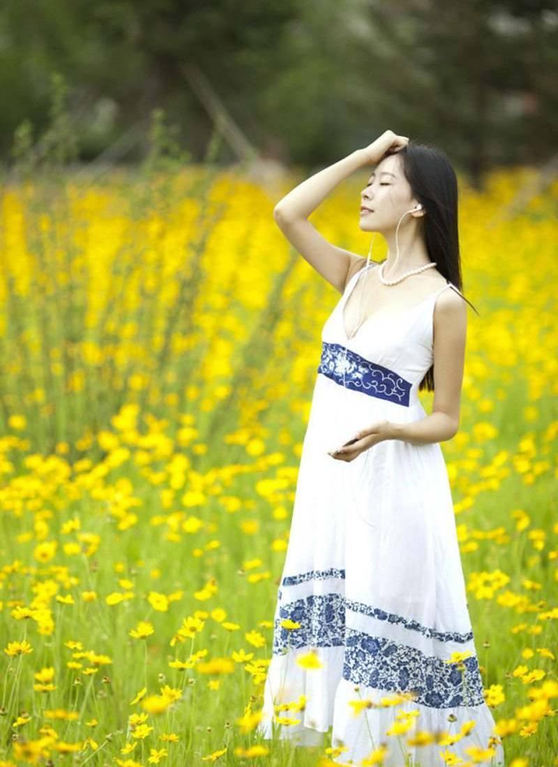 妩媚女神徜徉花海深V白裙大秀事业线(6)