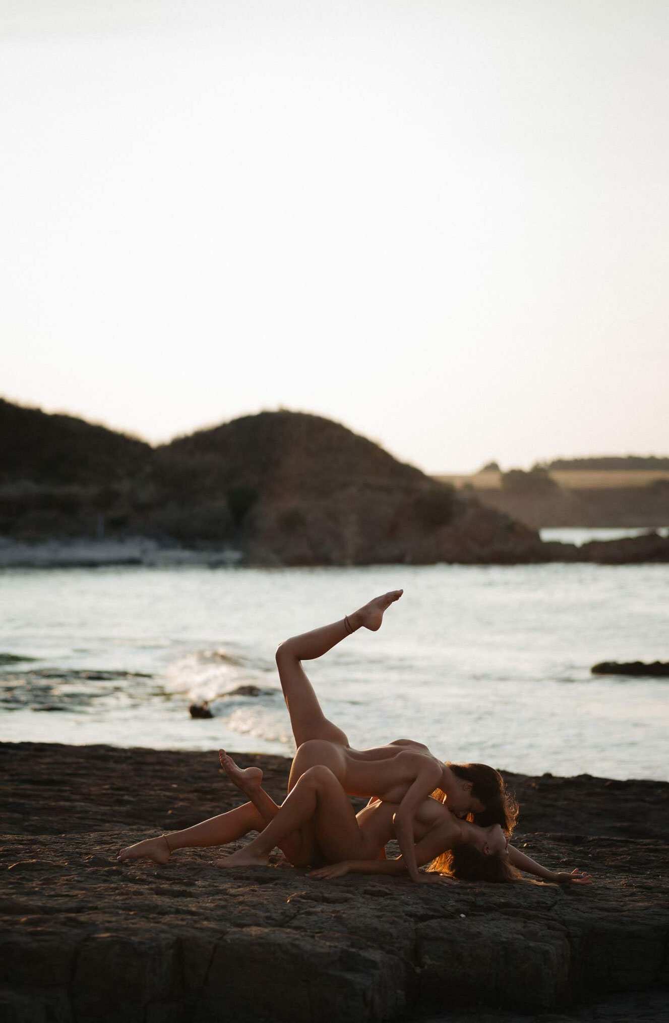 Сексуальные голые девушки на берегу моря / фото 08. 