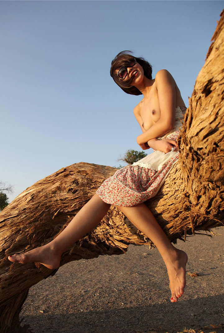 The famous human nude model Xia Bing "Qingfeng Populus Populus" body art photo is integrated with nature 11