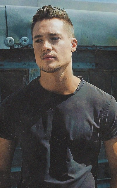 alexander dreymon FKvWqyGy_o