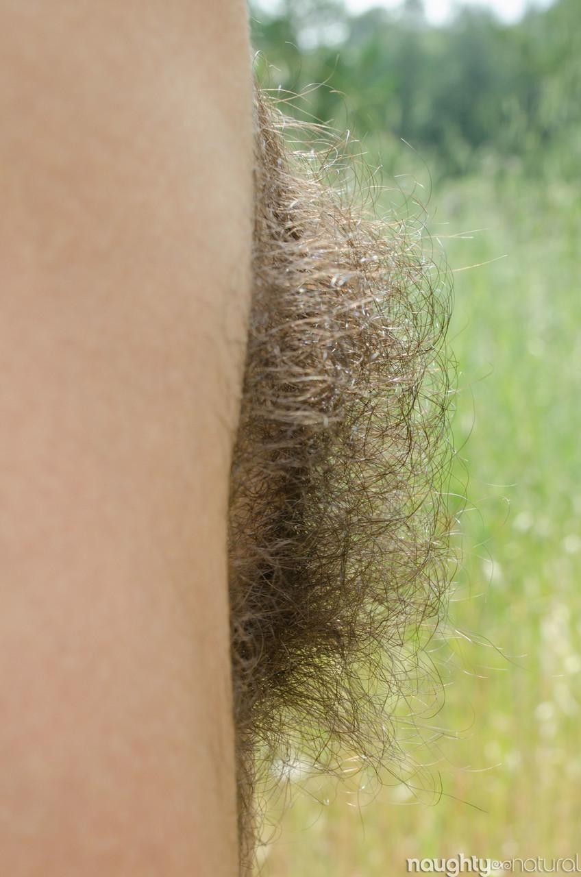 Amateur exhibitionist Katie Zucchini strips in nature & exposes her hairy body(11)