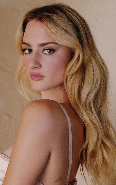 Grace van Patten MdJ0wqKa_o