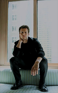 Jonathan Groff OKIUdo7m_o