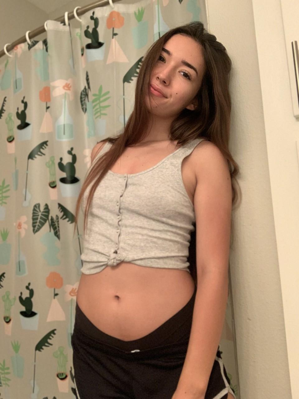 Gorgeous OnlyFans cam model Samly Puff flaunts her big ass wearing shorts(7)