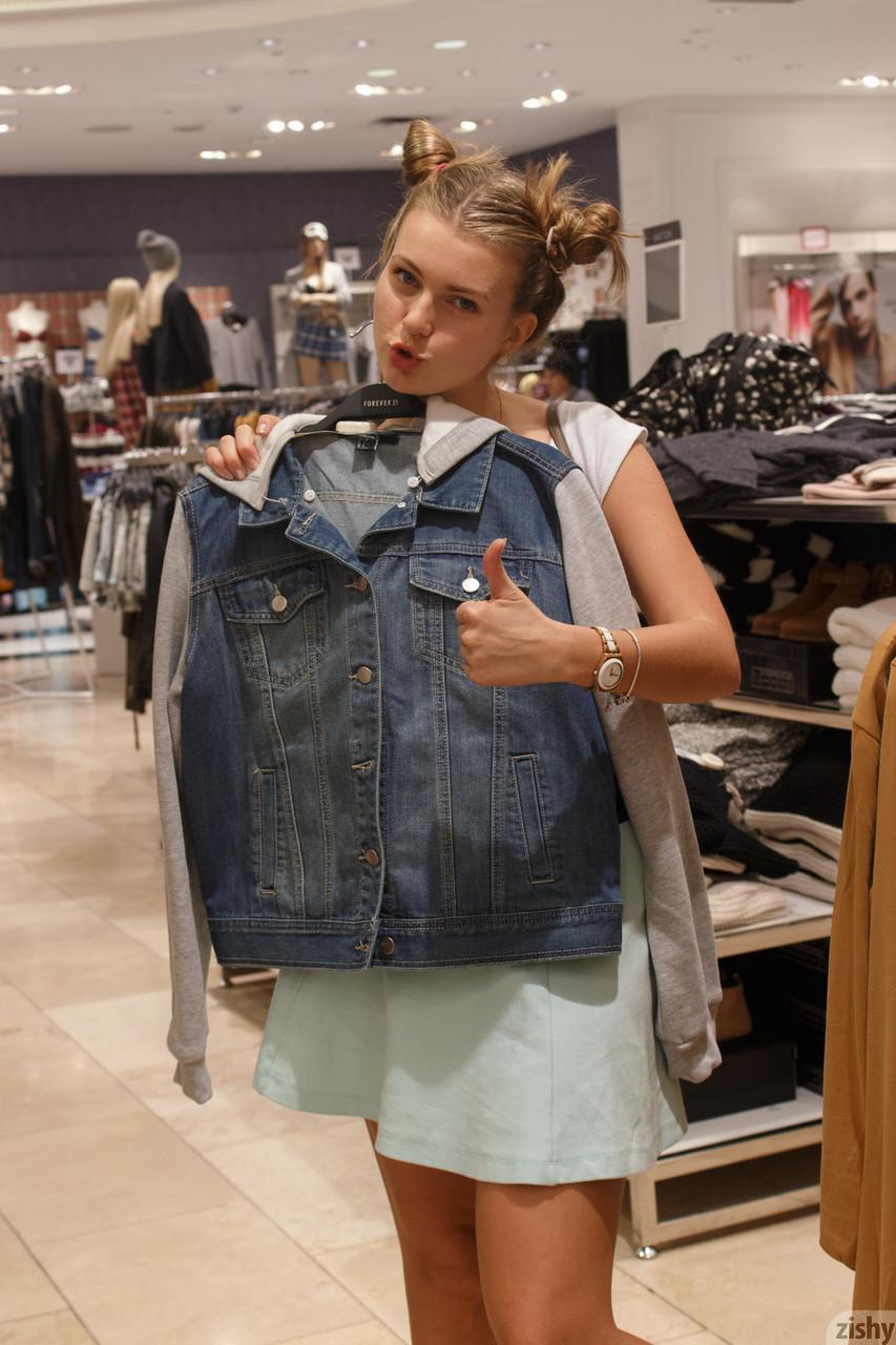 Russian babe Tatiana Penskaya flashing her boobs and pussy in the mall(6)