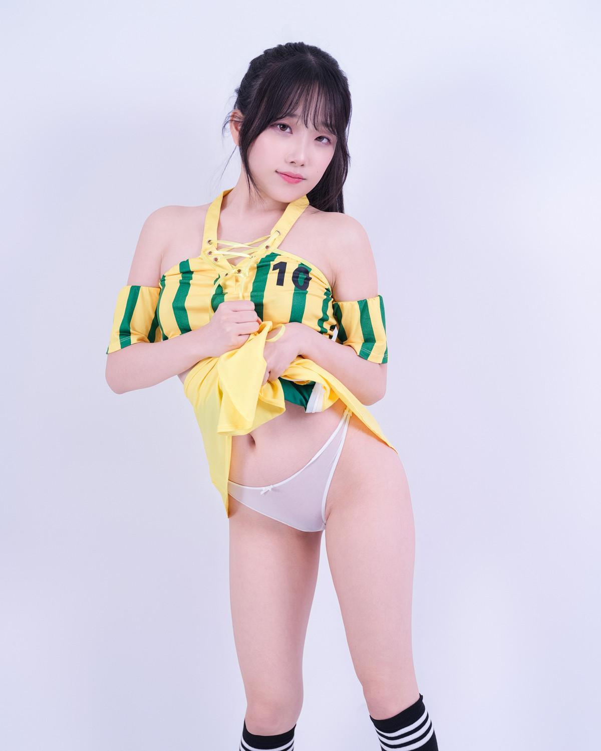 Baeksultang 백설탕, [Glamarchive] Vol.19 Football Fan(13)