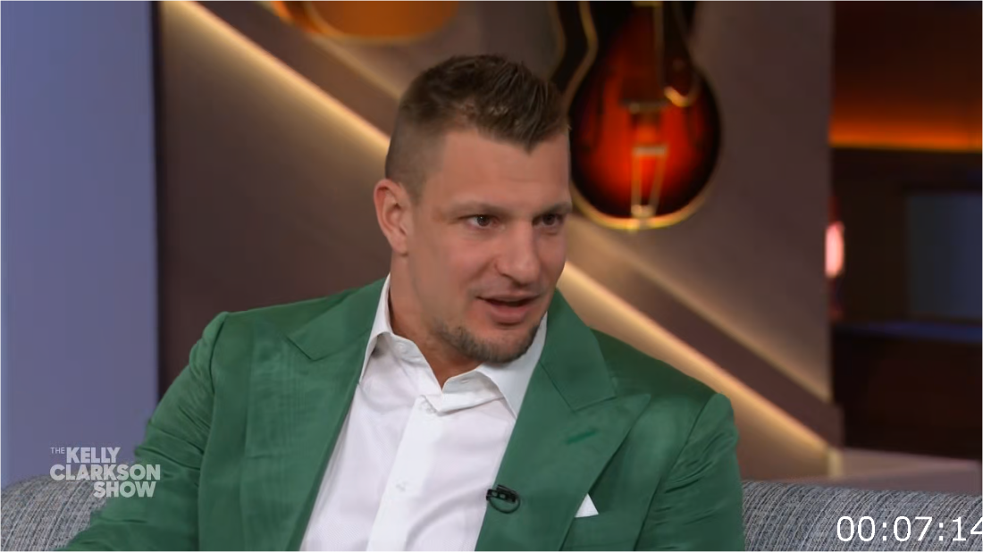 The Kelly Clarkson Show (2024-02-07) Rob Gronkowski [1080p] (x265) EVa4LX2Z_o