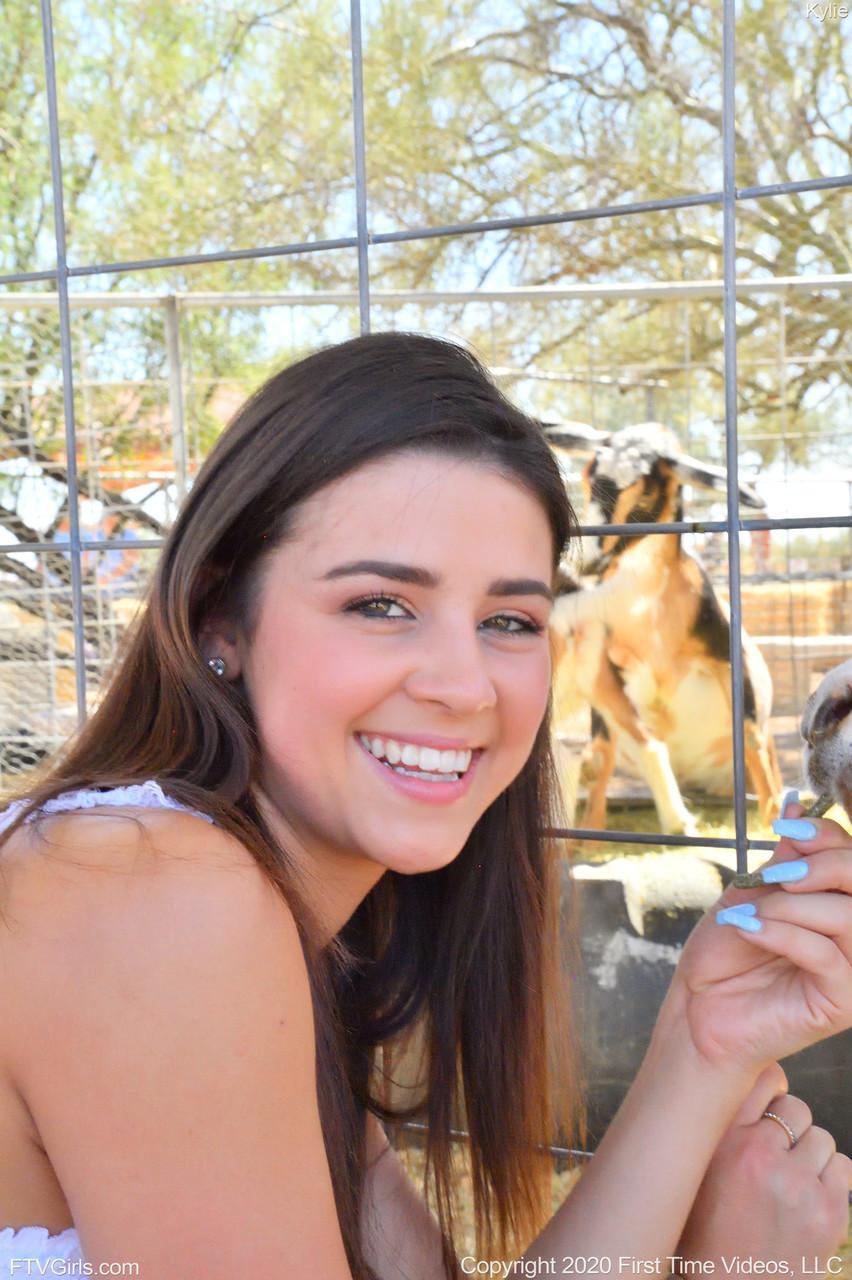 Smiley amateur babe Kylie poses in her denim shorts & white shirt at the zoo(7)