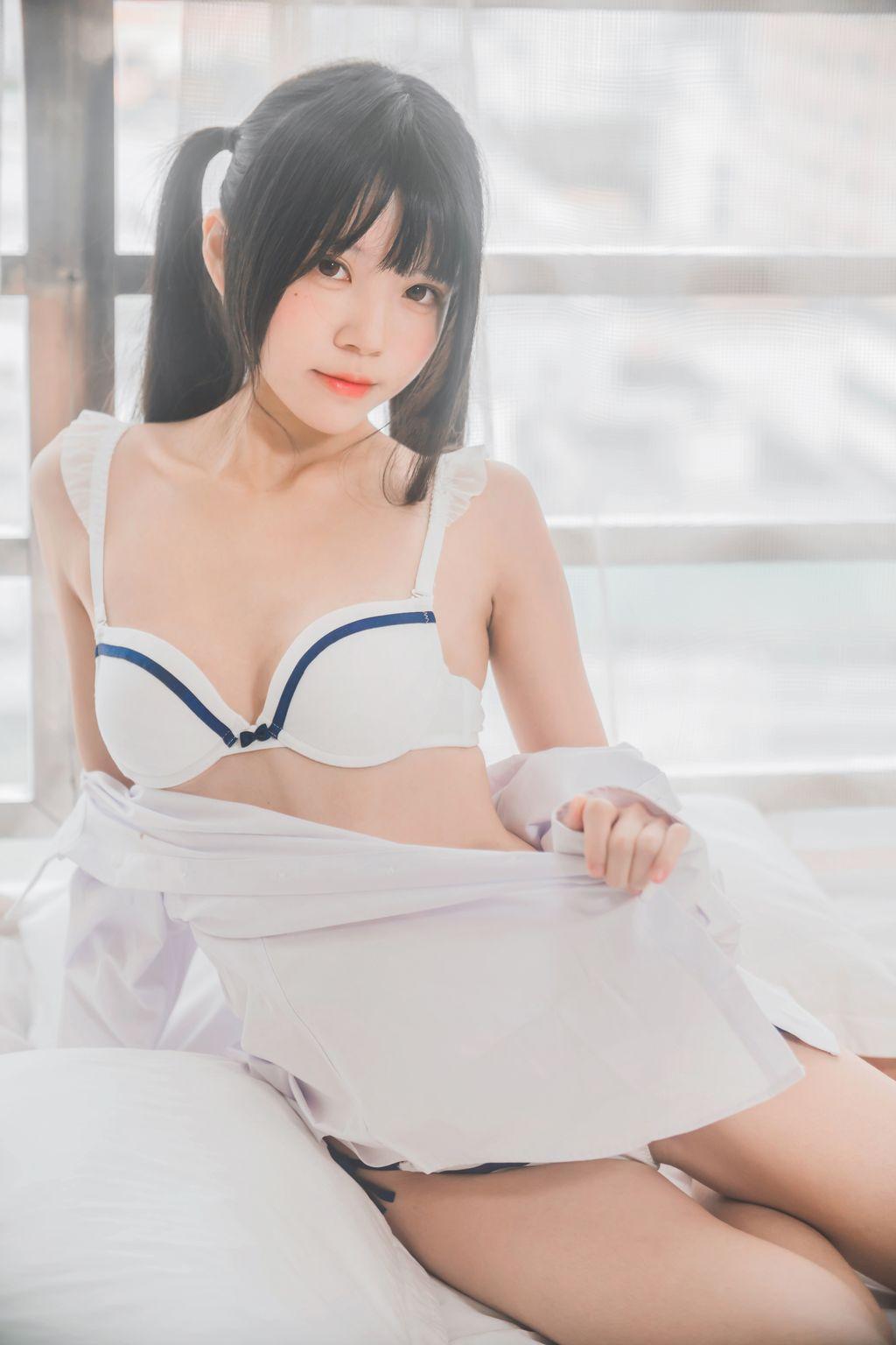 Coser @ 桜 桃 喵 Vol.073: 白 衬衫 双 马尾 (47 photos)(26)