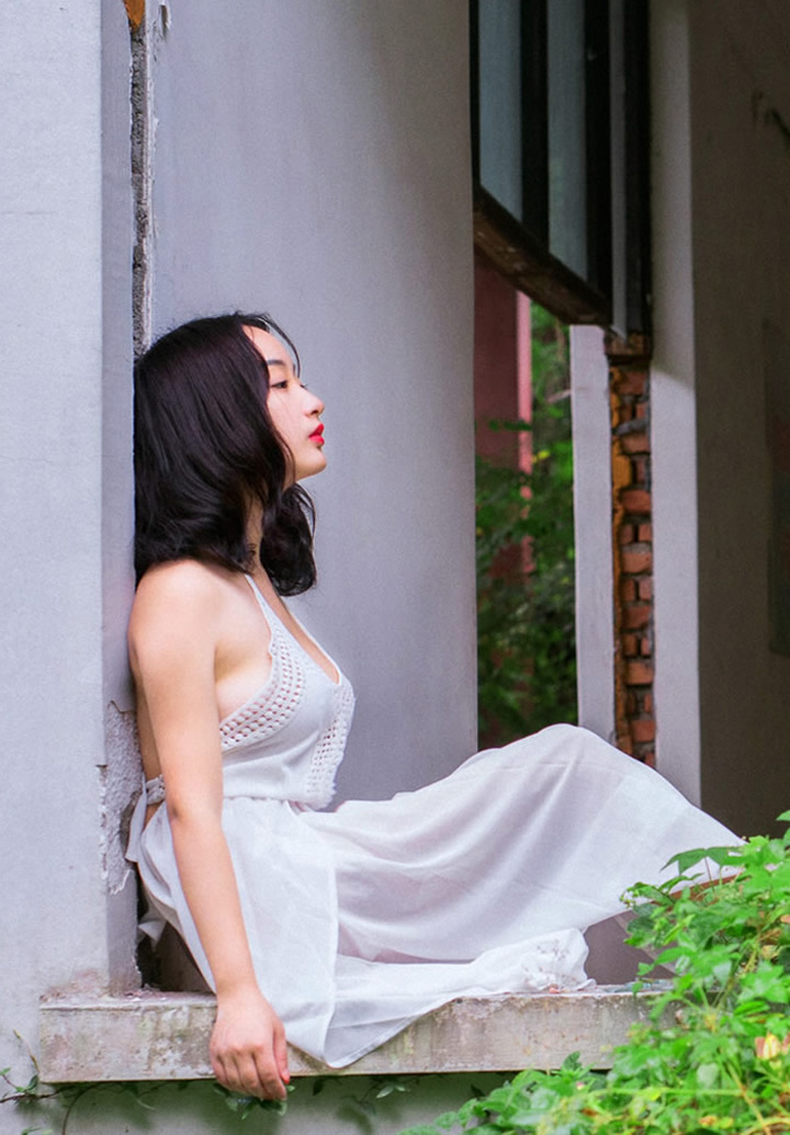 Fresh and refined female model lily exposes beautiful fairy 17