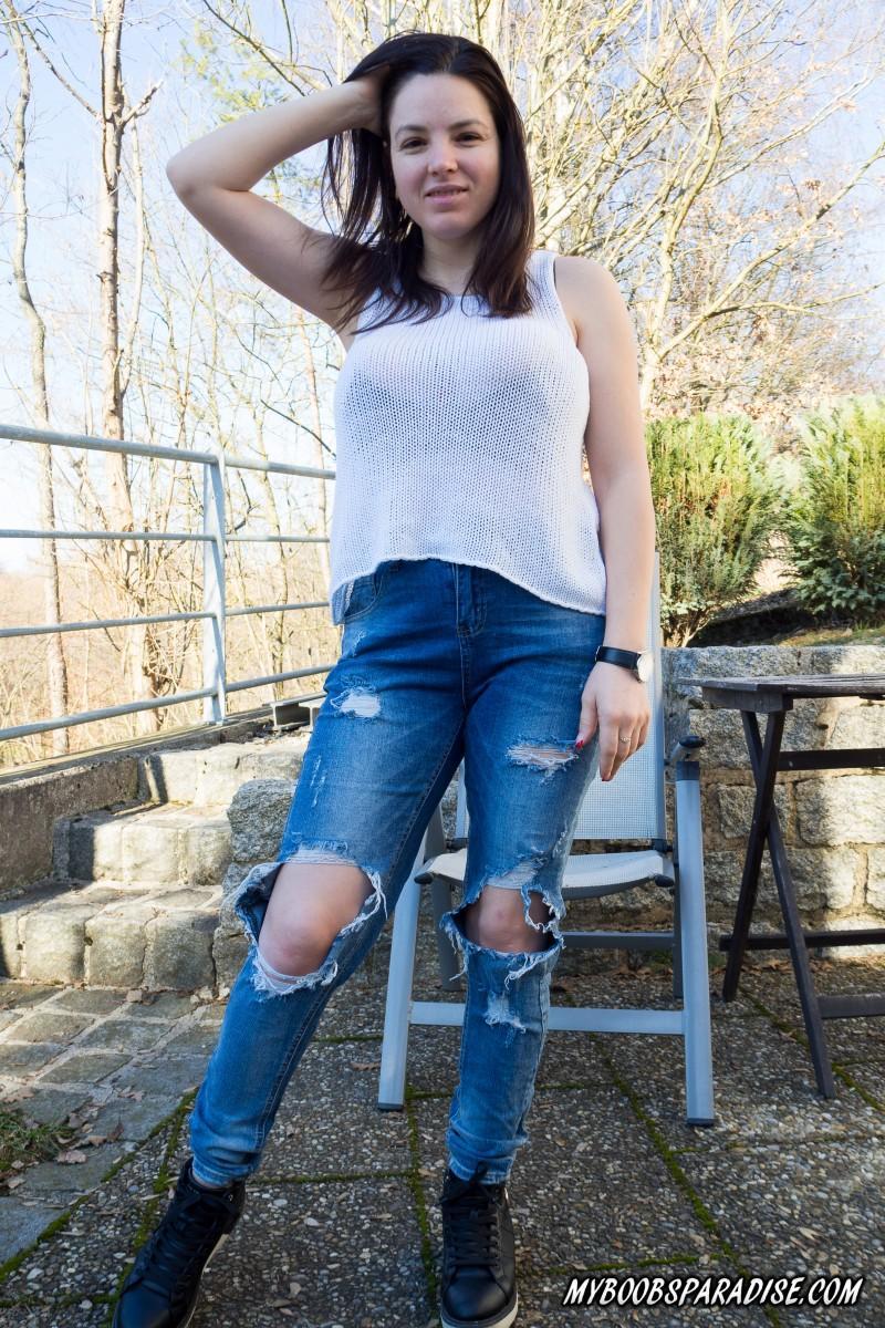 Solo girl Talia Amanda pulls out her knockers while wearing ripped jeans(1)