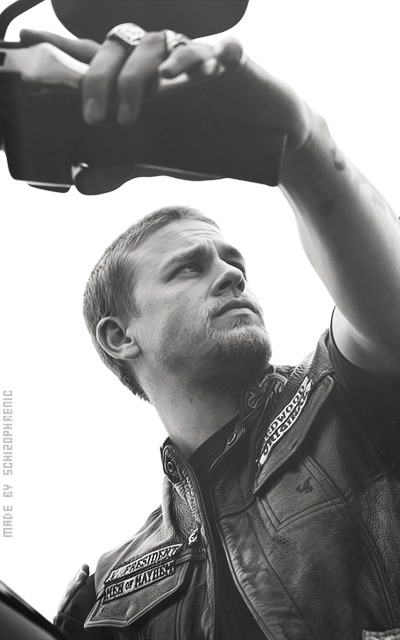 Charlie Hunnam 34RBYkeW_o