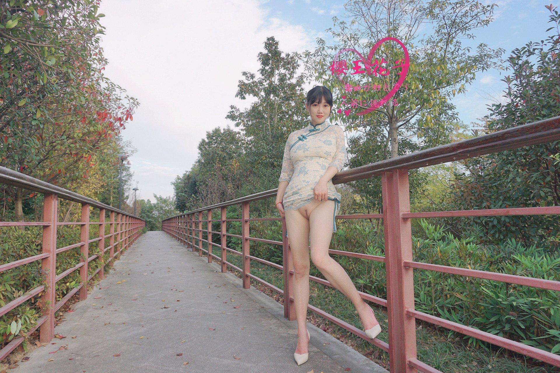 国模人体 极品素人【樱玉花子】深秋小山公园旗袍外拍露出(23)