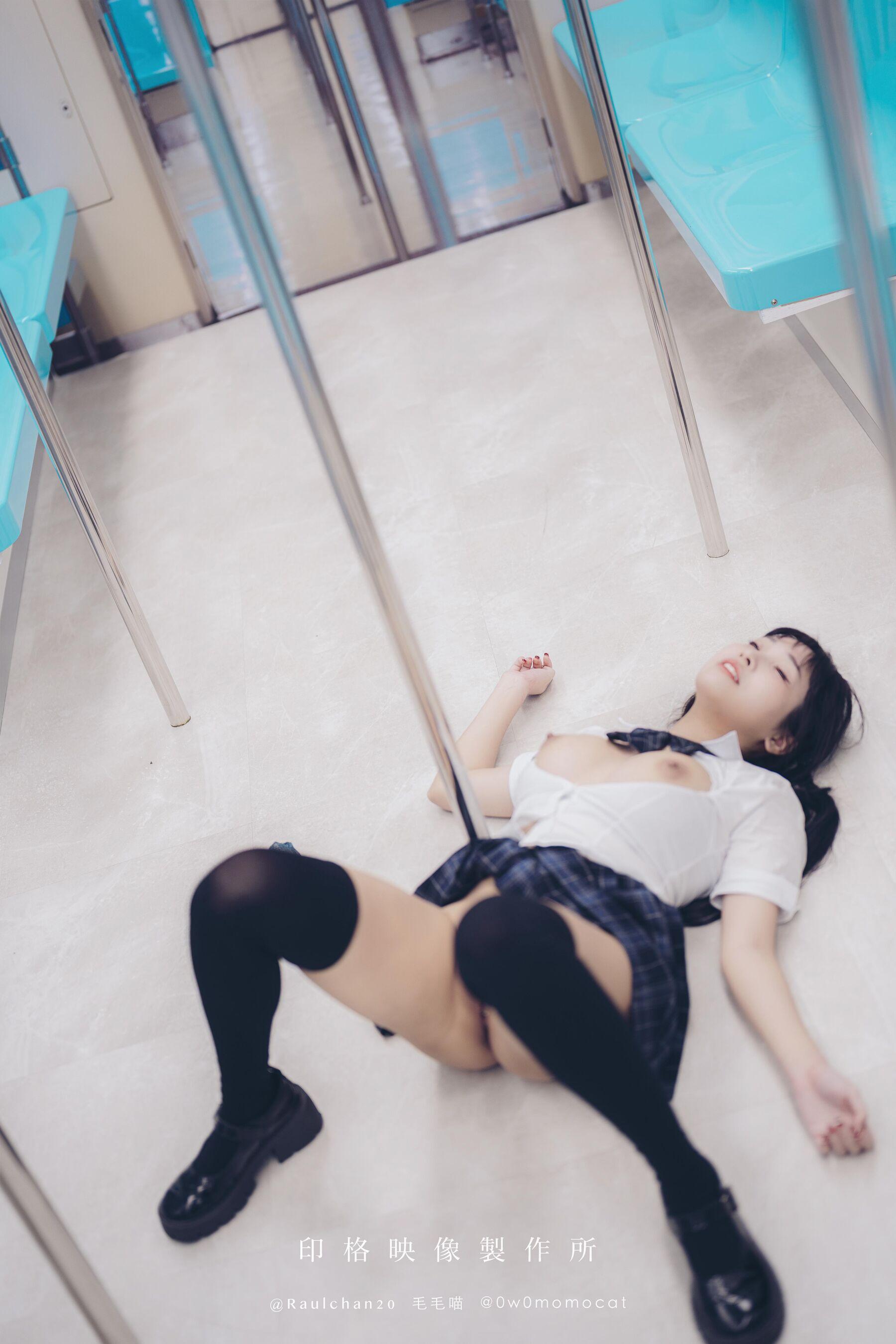 国模套图 慕慕Momo《🚄 电车通学少女 🆘》(63)