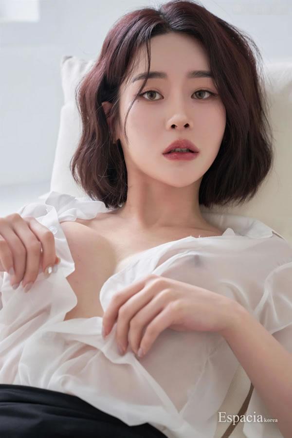OL白衣女生Rahee撕裂黑丝湿身写真两点诱人(17)