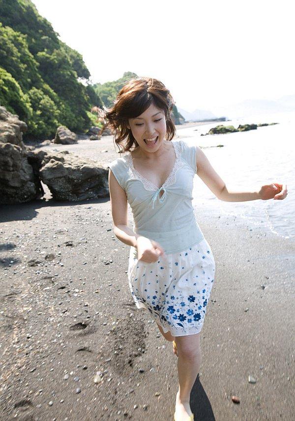 Young Japanese girl Saki Koto exposes her tits and ass at the beach(5)