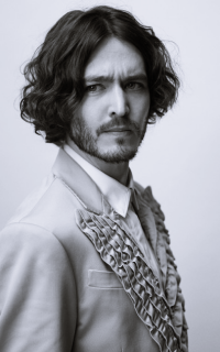 Alexander Vlahos Fv9ABSFn_o