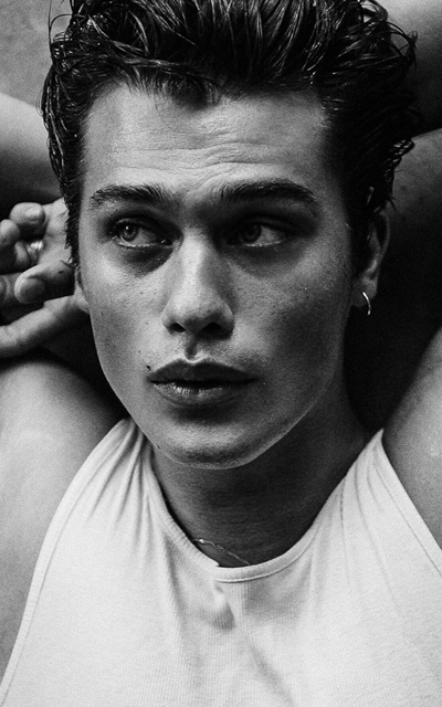 Nicholas Galitzine IZKbNSUy_o