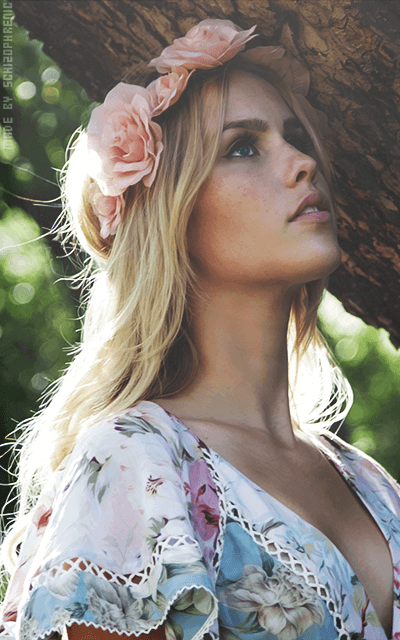 Claire Holt VnxeszmX_o