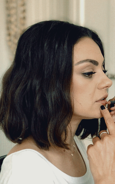 Mila Kunis KWfwRL8k_o