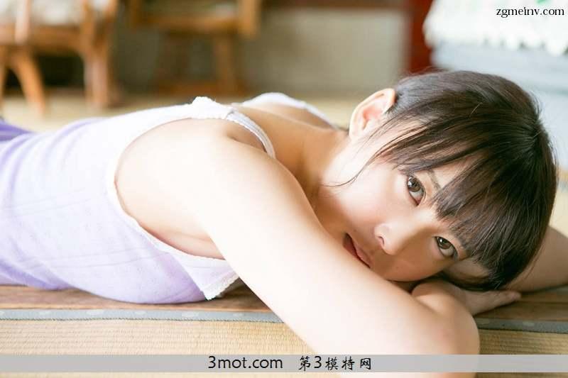 大眼性感美女居家生活风情写真难掩傲人身材(11)