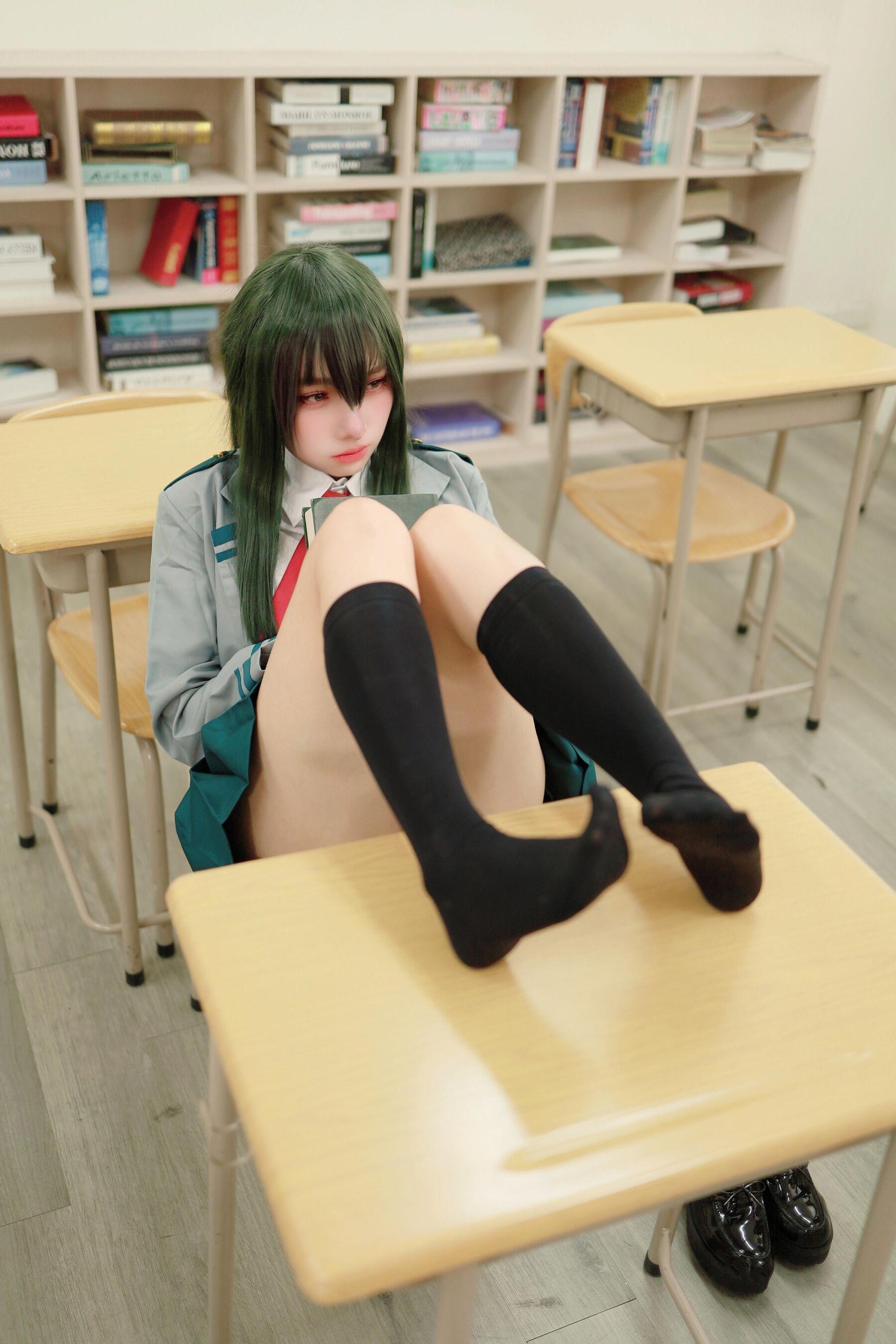 国模套图 慕慕Momo《蛙吹梅雨 学生服 Asui Tsuyu》(17)