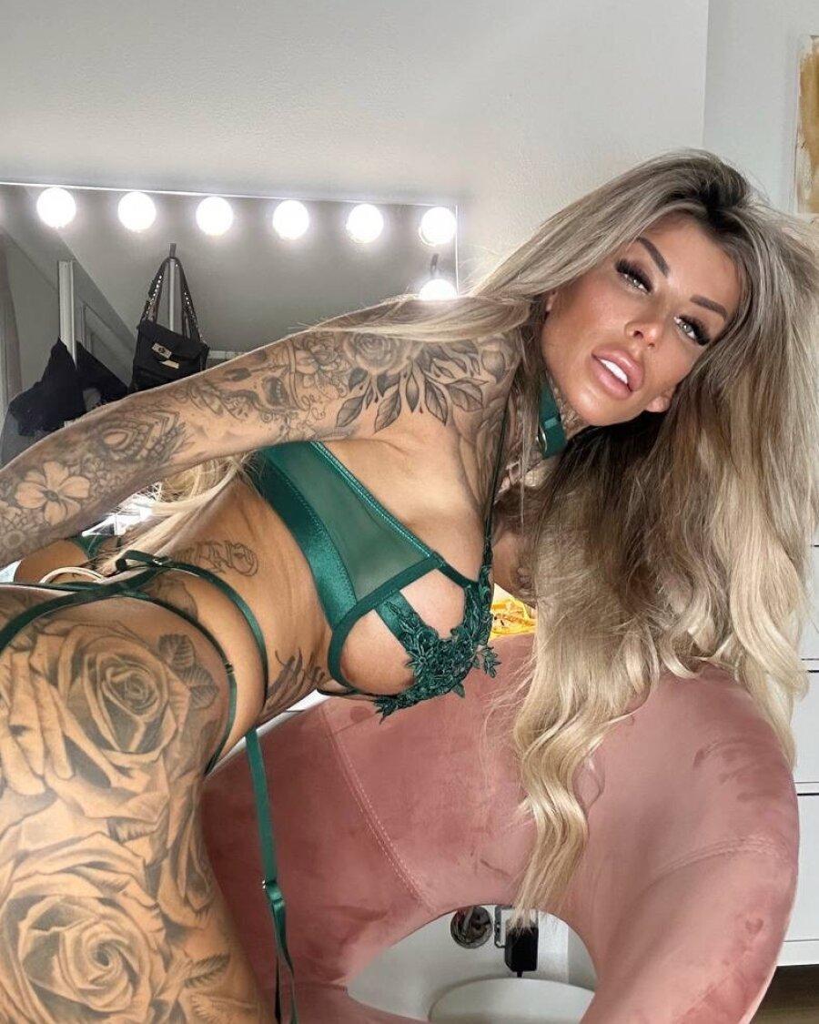 Blonde amateur Jacky Inked poses in green lacy lingerie in a sexy solo(8)