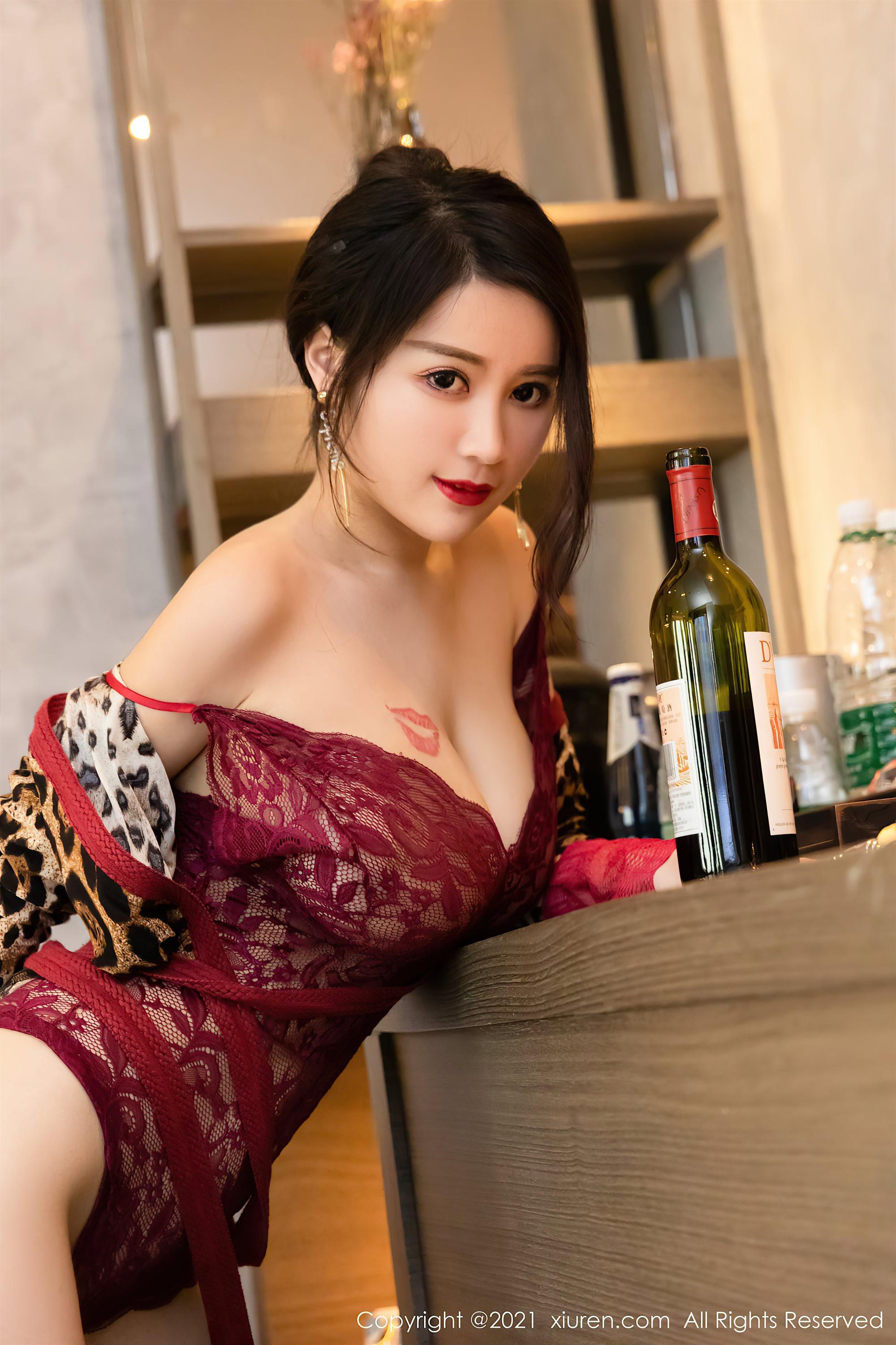 [XiuRen秀人网]No.3605 模特美七Mia酒店剧情主题半脱露缕空情趣内衣惹火诱惑写真(53)