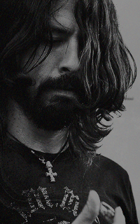 Dave Grohl  KTqycRHN_o