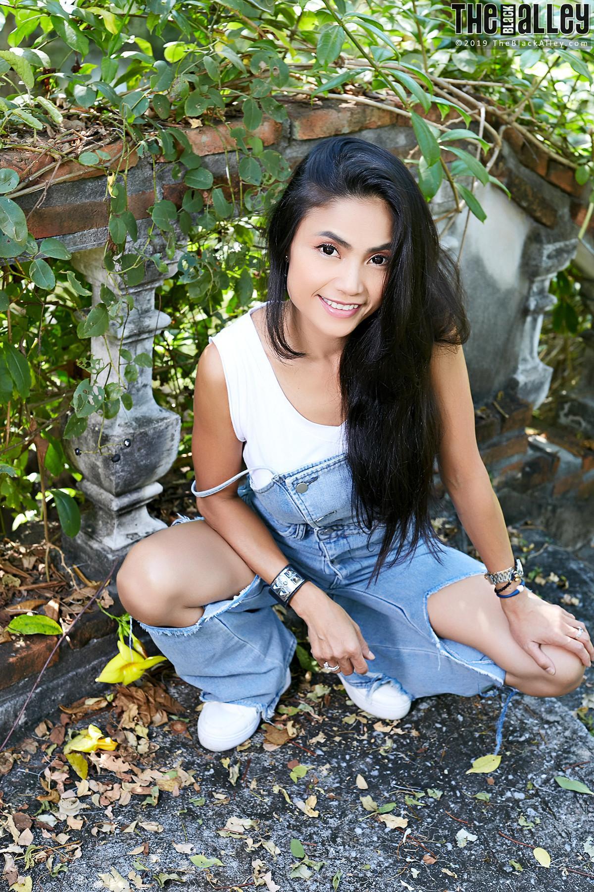 Leah The Black Alley Photobook Set.01(17)
