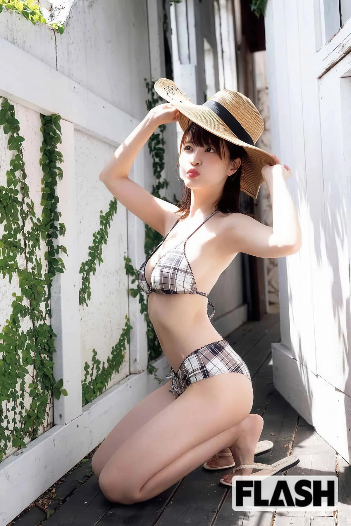 Asuka Kishi 岸明日香, Hana Takeuchi 竹内花, FLASH 2025.09.02 (フラッシュ 2025年9月2日号)(15)
