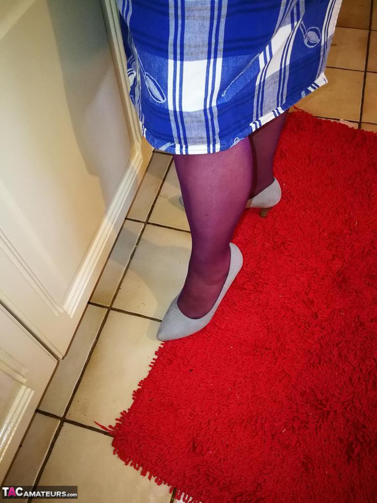 Old housewife Caro takes off her underwear in kitchen apron and stockings(4)