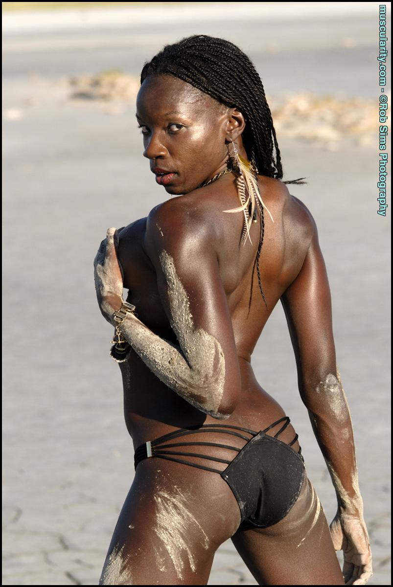 Ebony bodybuilder Camille Elizabeth covers her naked breasts with sand(14)