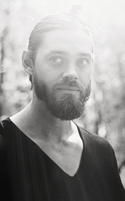 Tom Payne GCbWTUsO_o