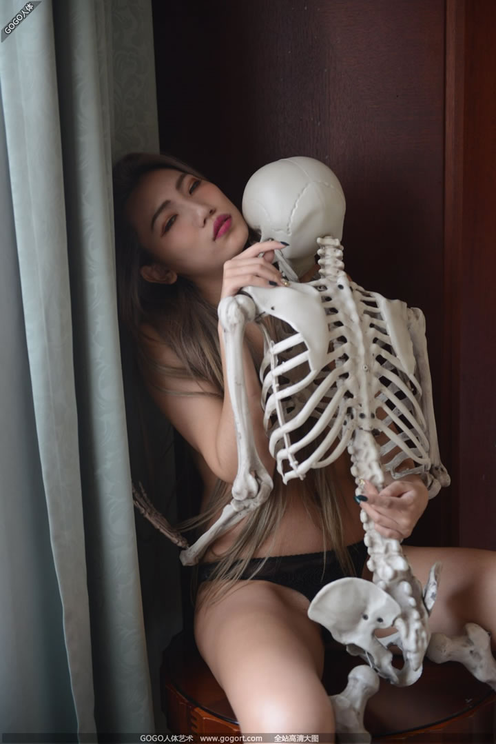 The combined picture of the best national model and the skeleton no holy light is fascinating 43