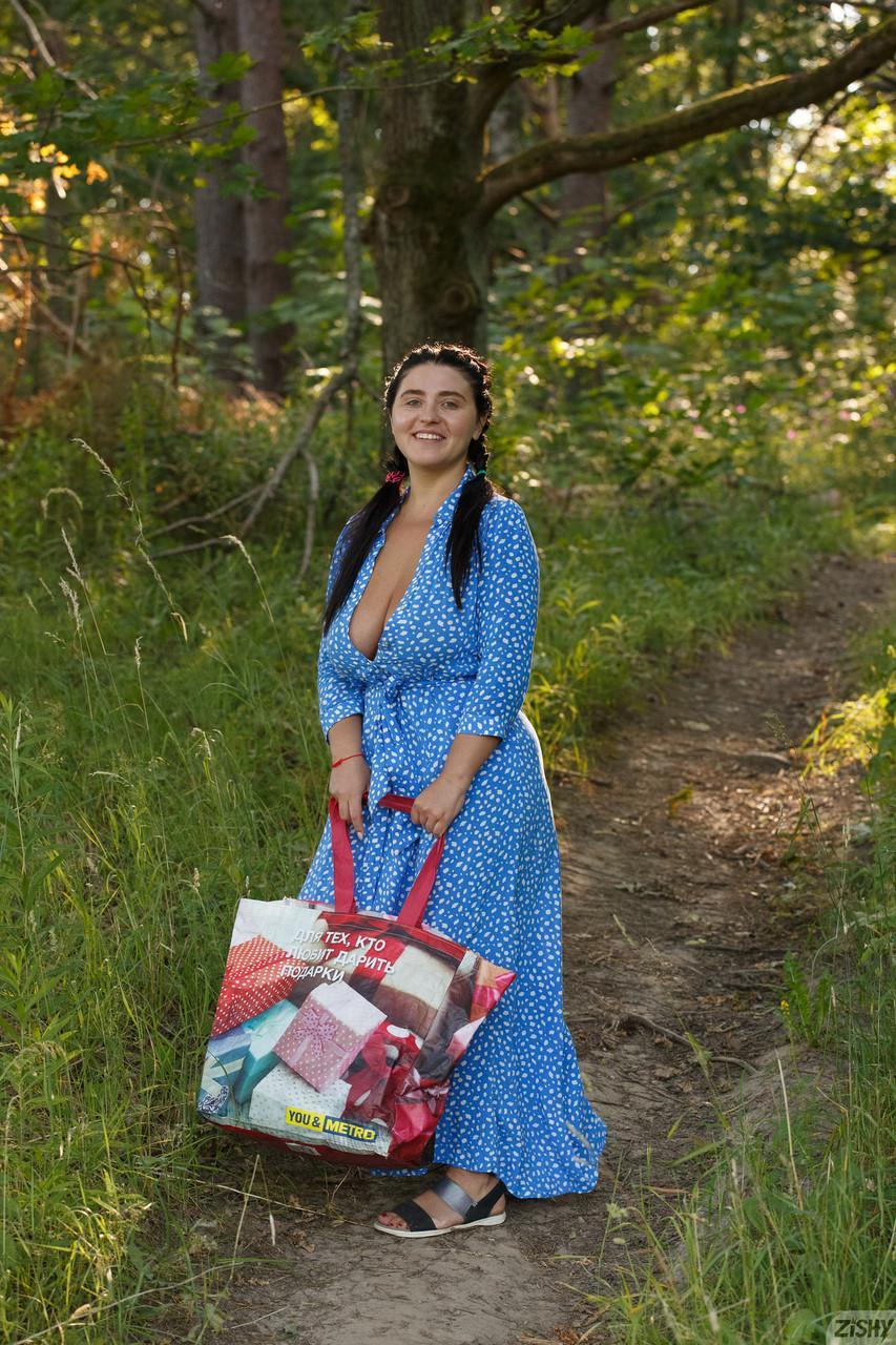 Stacked babe Vyeta Mustafina shows off her stunning big boobs outdoors(1)